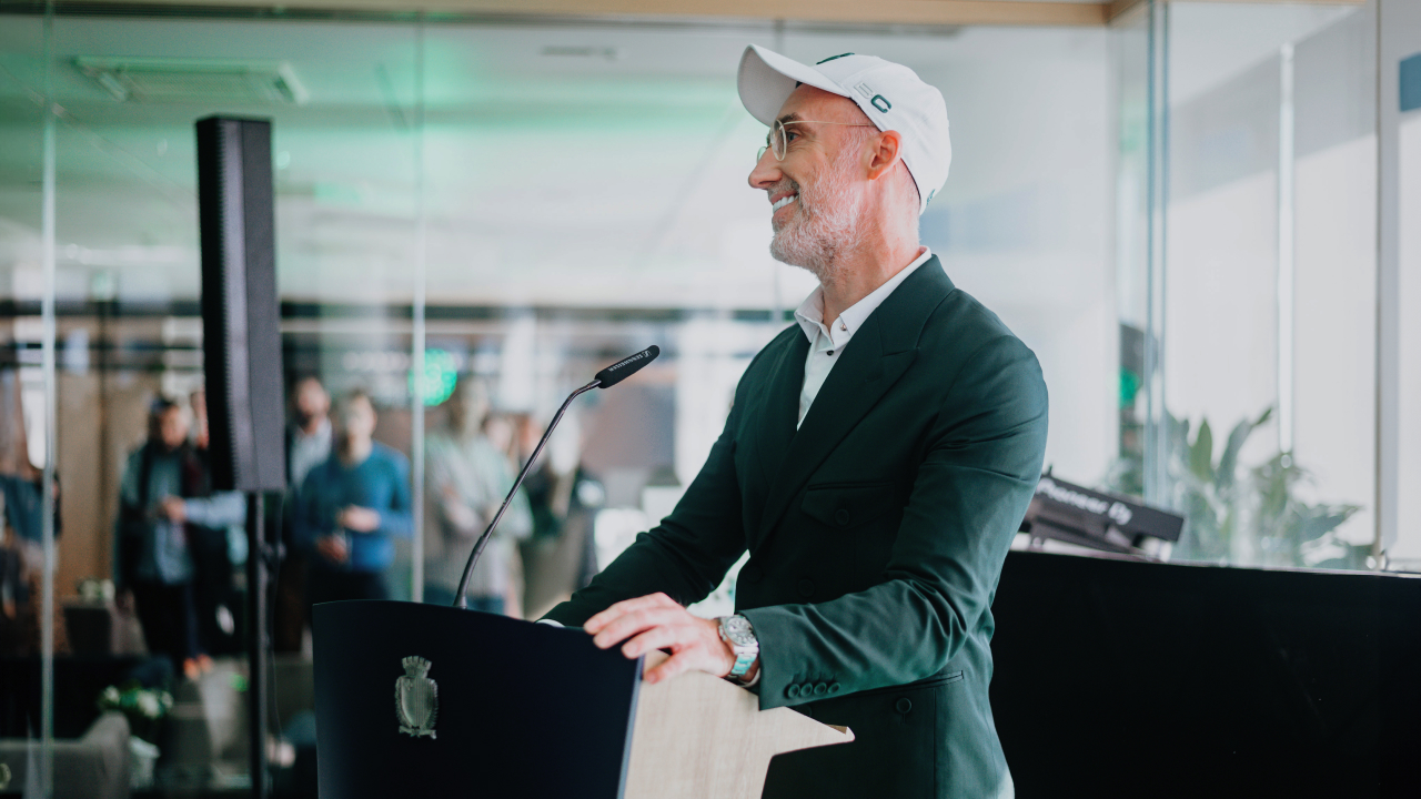 Uri Poliavich, CEO for Soft2Bet, taler på scenen ved en branchekonference